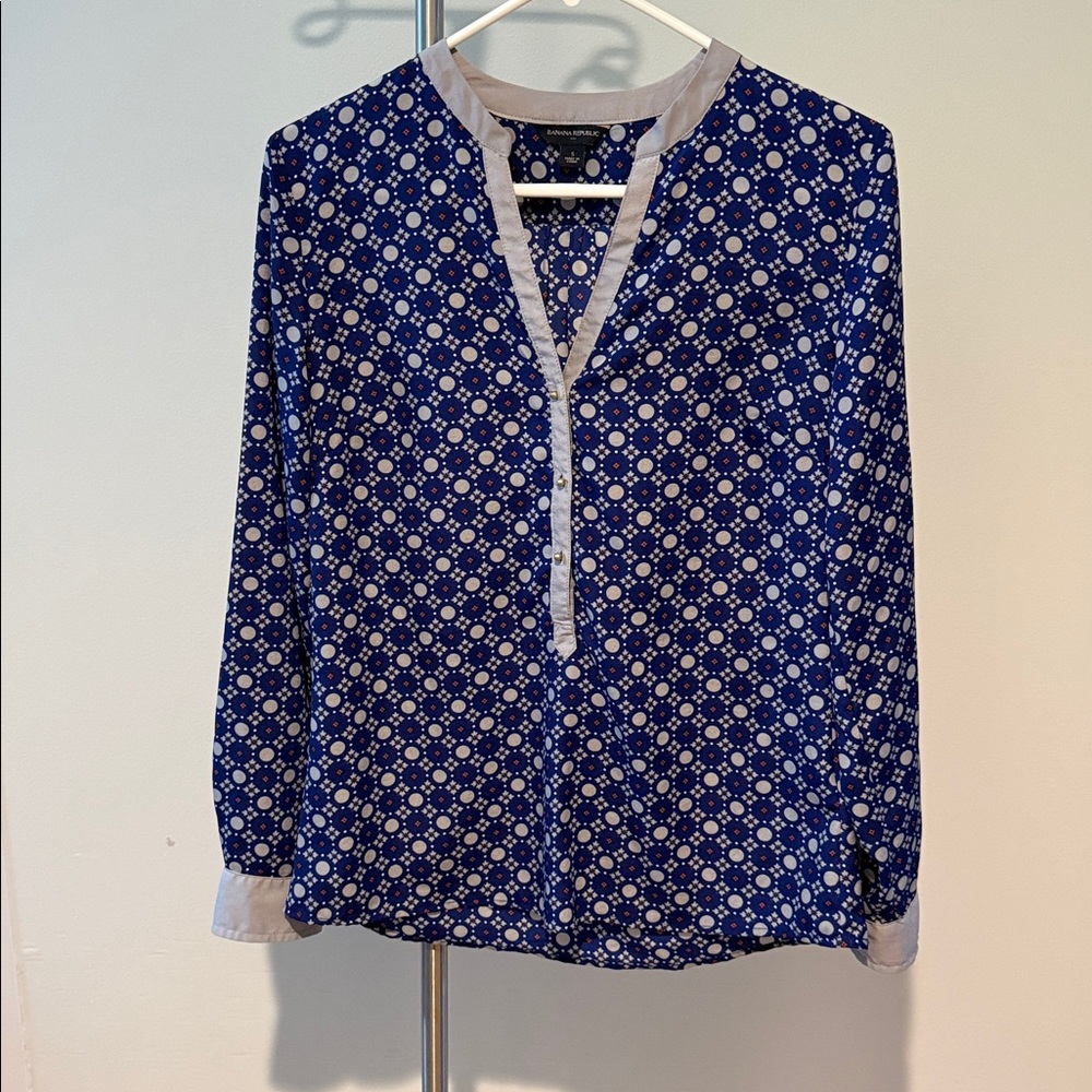 Banana Republic Blue and Cream Patterned Blouse